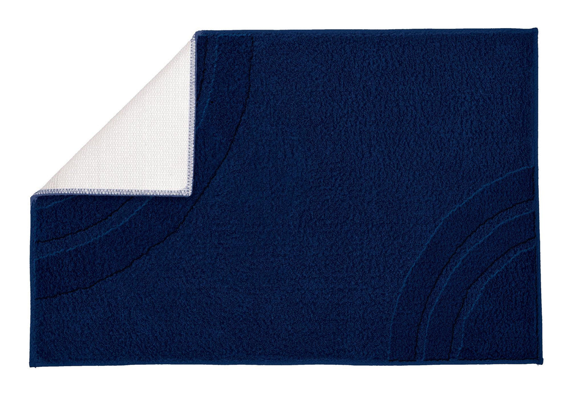 Dunkelblaue Badematte mit Bogenmuster, Ecke mit Rückseite sichtbar