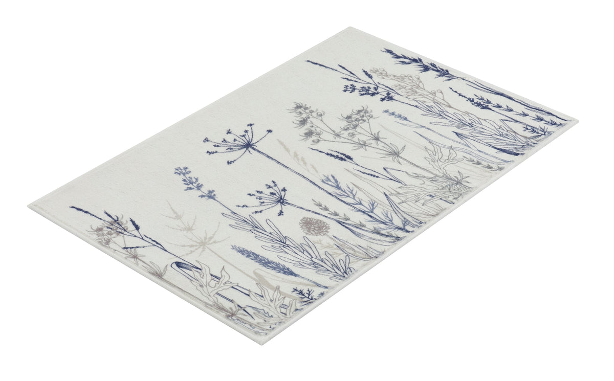 Weiße Badematte mit blau-grauem Wiesenblumen- und Gräsermotiv als Dekor