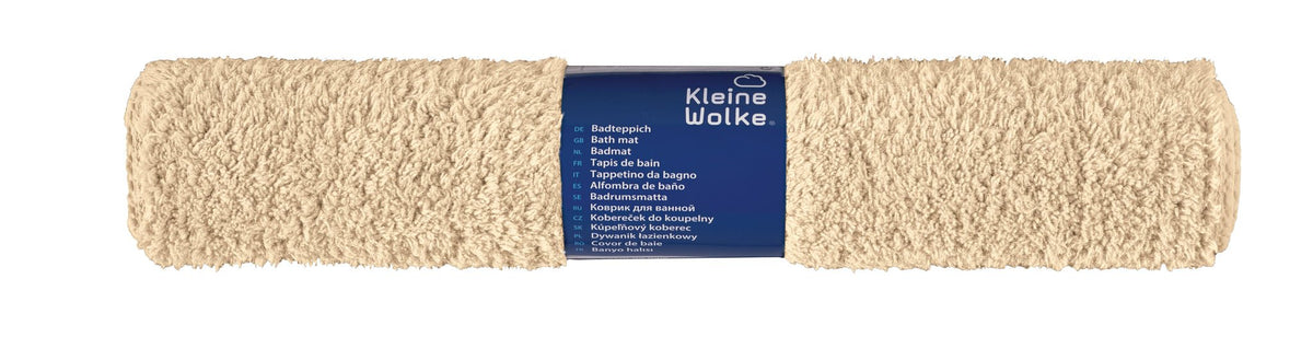 Beigefarbene Badematte zusammengerollt mit blauem Kleine-Wolke-Etikett