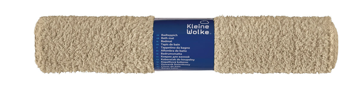 Beiger, gerollter Badteppich mit blauem Kleine-Wolke-Etikett gerollt