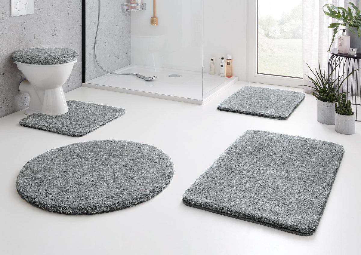 Graues fünfteiliges Badematten-Set im modernen, hellen Bad mit Dusche