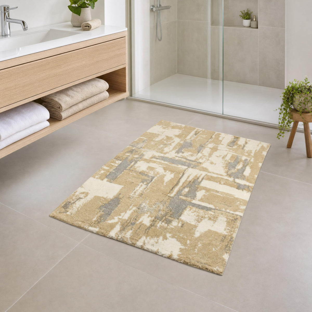 Beiger Teppich mit abstraktem Muster in modernem Badezimmer.