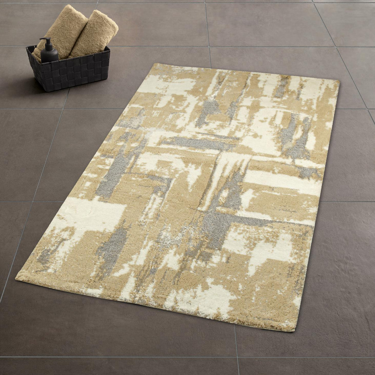 Abstrakter Teppich in Beige, Creme und Silberfarbig auf dunklem Fliesenboden.