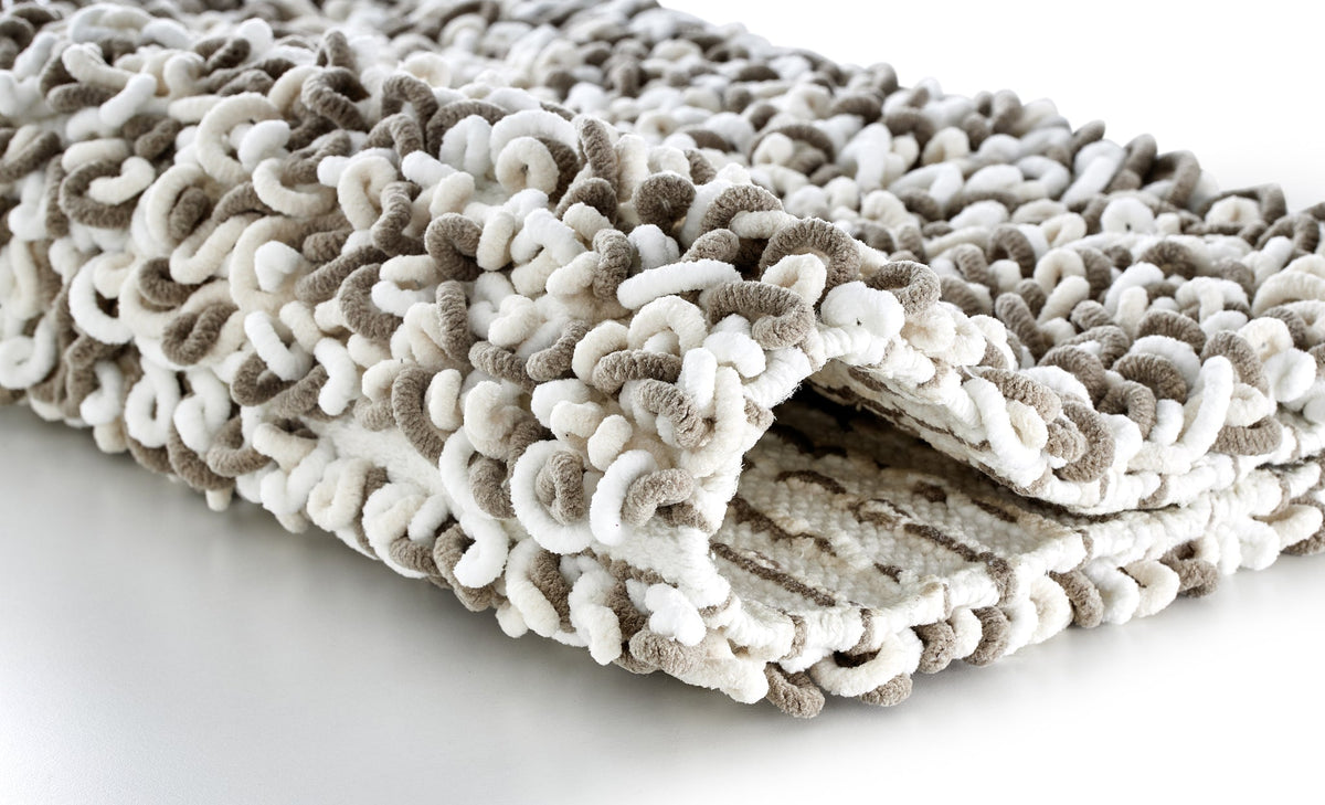 Weiche Chenille-Badematte in Beige und Weiß, Nahaufnahme der Fasern