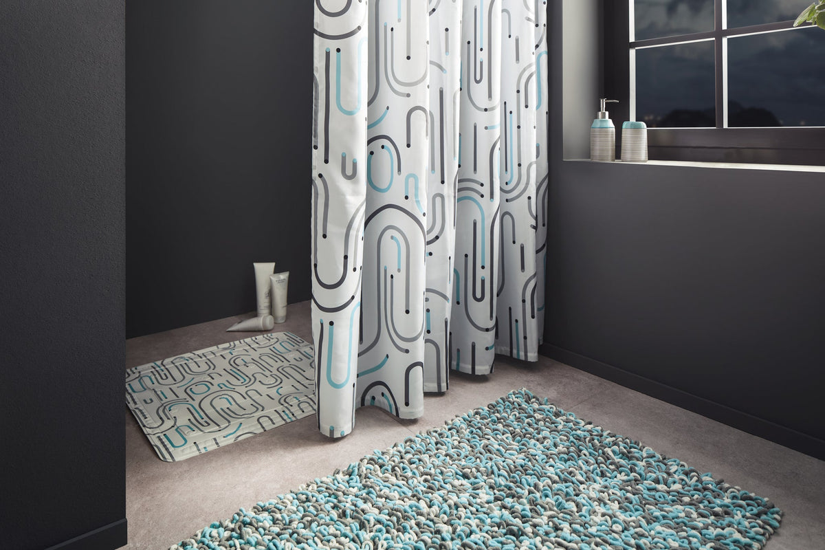 Duschvorhang mit modernem Muster, passende Badematte und Badteppich