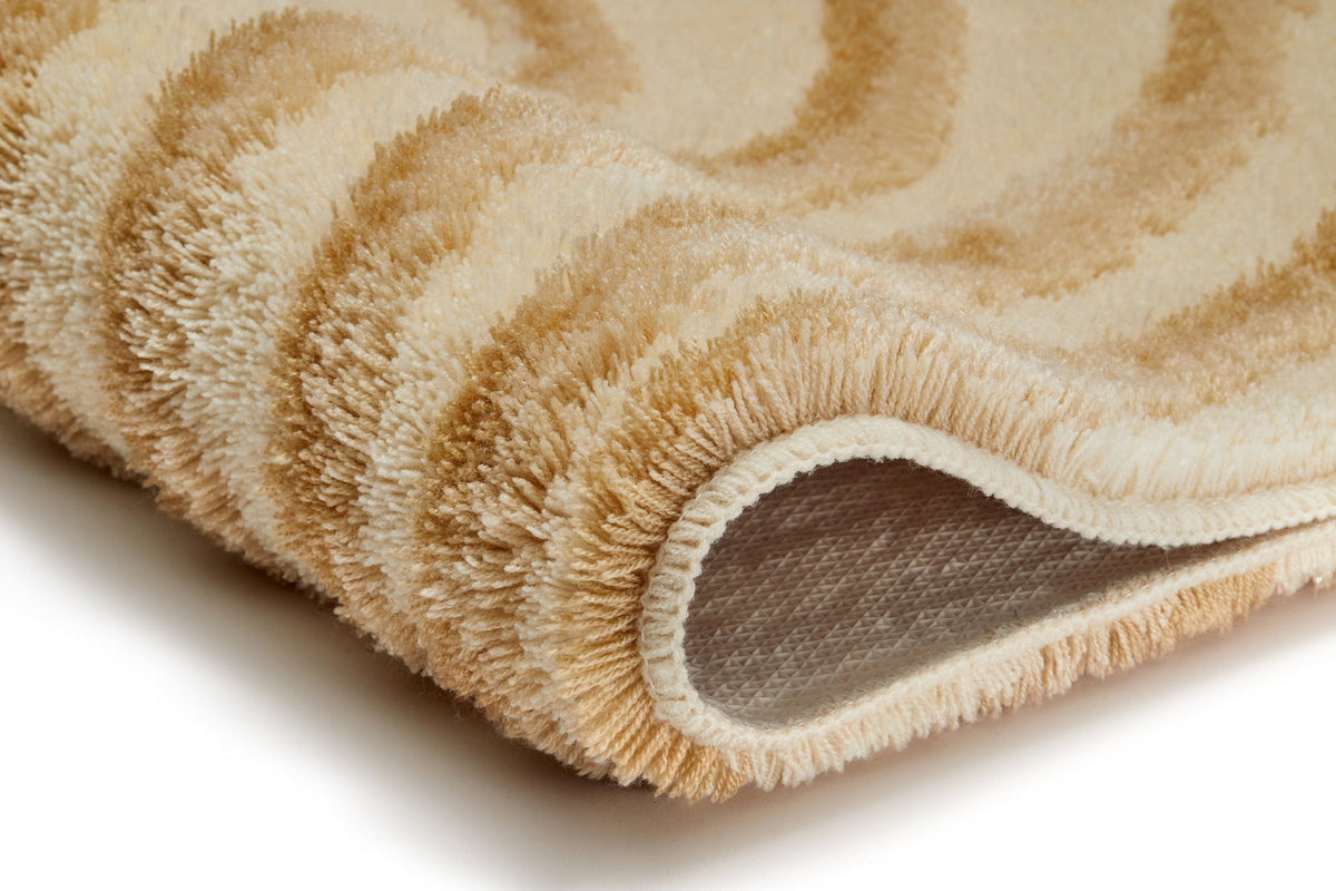 Beiger Badteppich mit hohem Flor und geschwungenem Wellenmuster Design