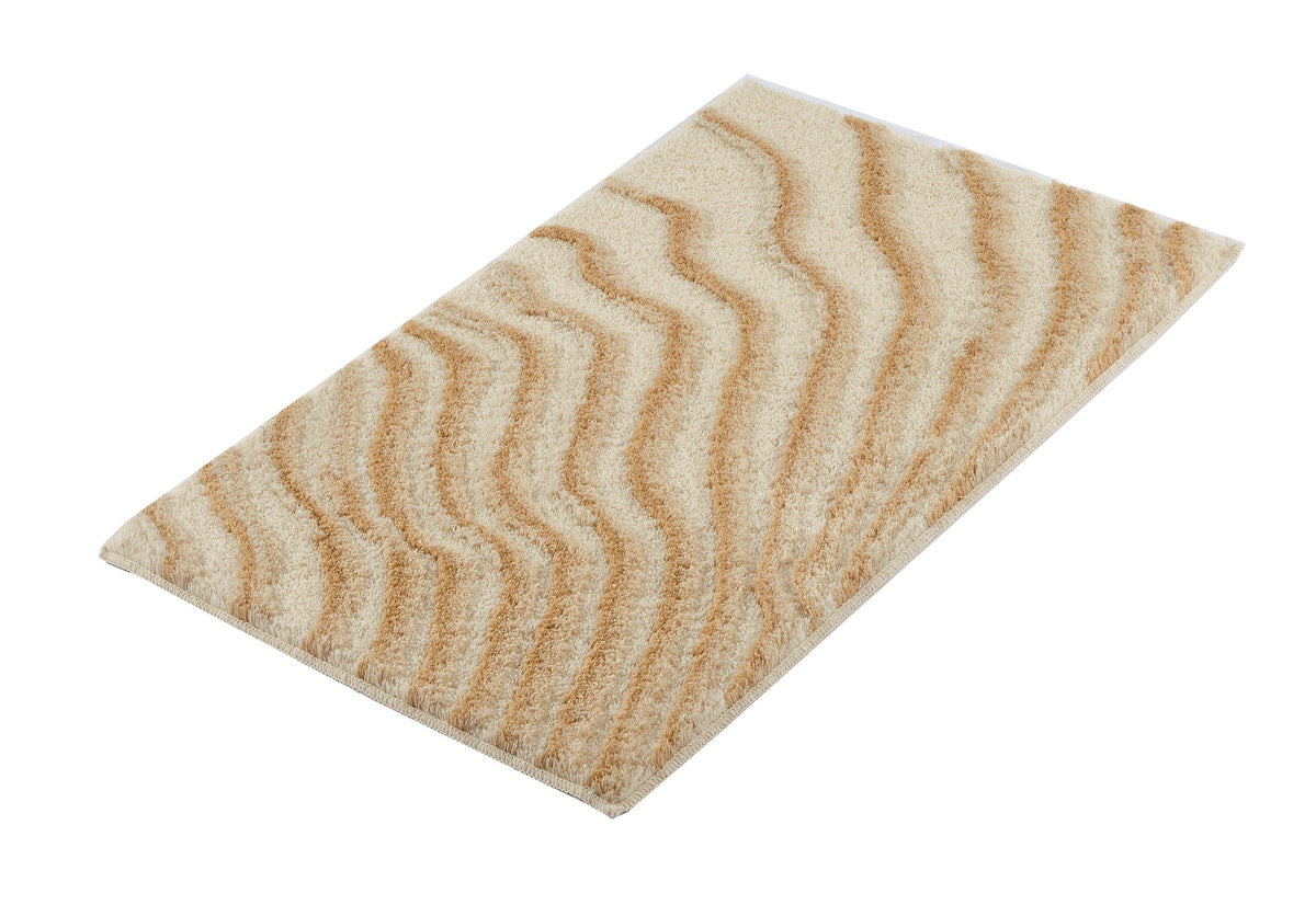 Beige Badematte mit wellenförmigem Muster auf weißem Hintergrund