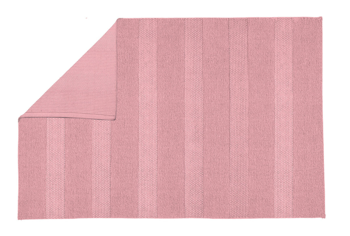 Rosa Badetuch mit Streifenstruktur, aufgeklappt mit umgeschlagener Ecke