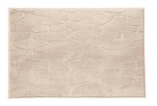 Rechteckige beige Badematte mit weicher, gepolsterter Steinstruktur