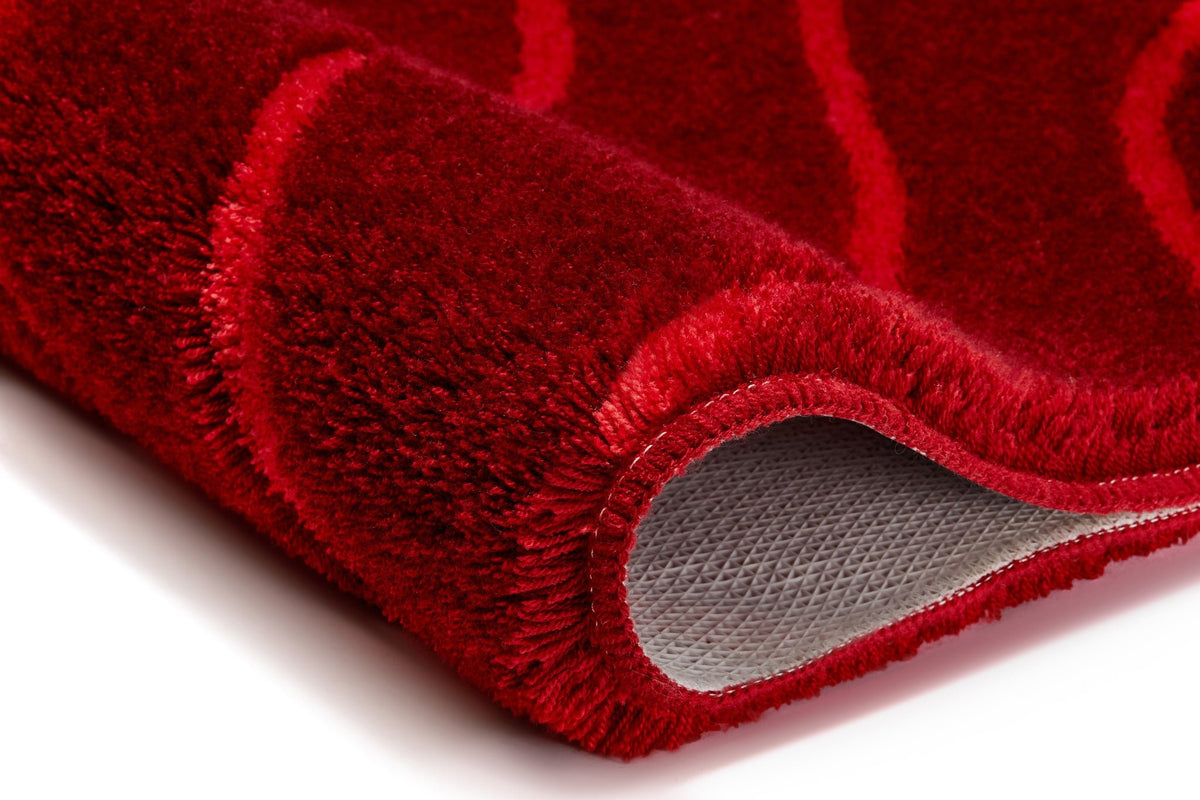 Roter, flauschiger Badteppich mit Wellenmuster, Detailansicht Kante vorn