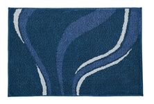 Blaue Badematte mit geschwungenem Wellenmuster in Blau und Weiß