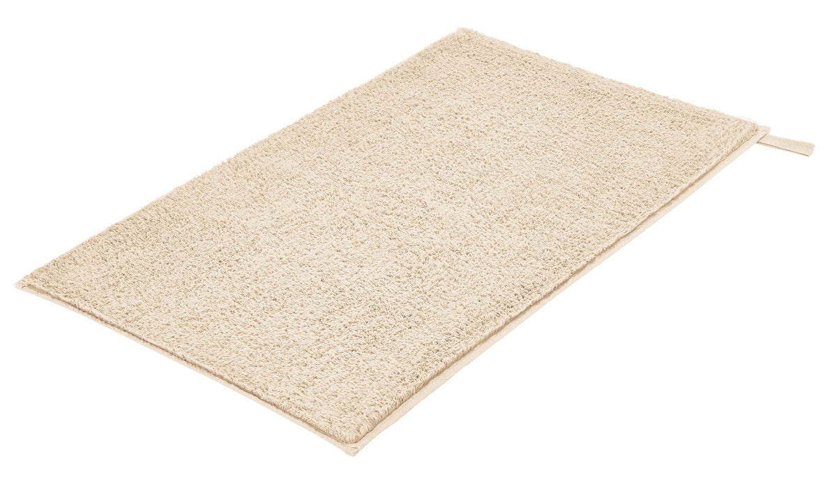 Rechteckige beige Badematte aus Hochflor mit seitlicher Aufhängeschlaufe