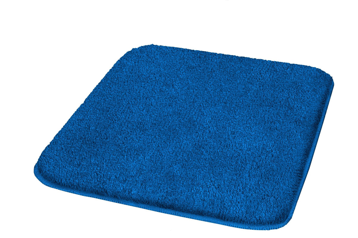Quadratische, flauschige Badematte in kräftigem Blau auf weißem Hintergrund