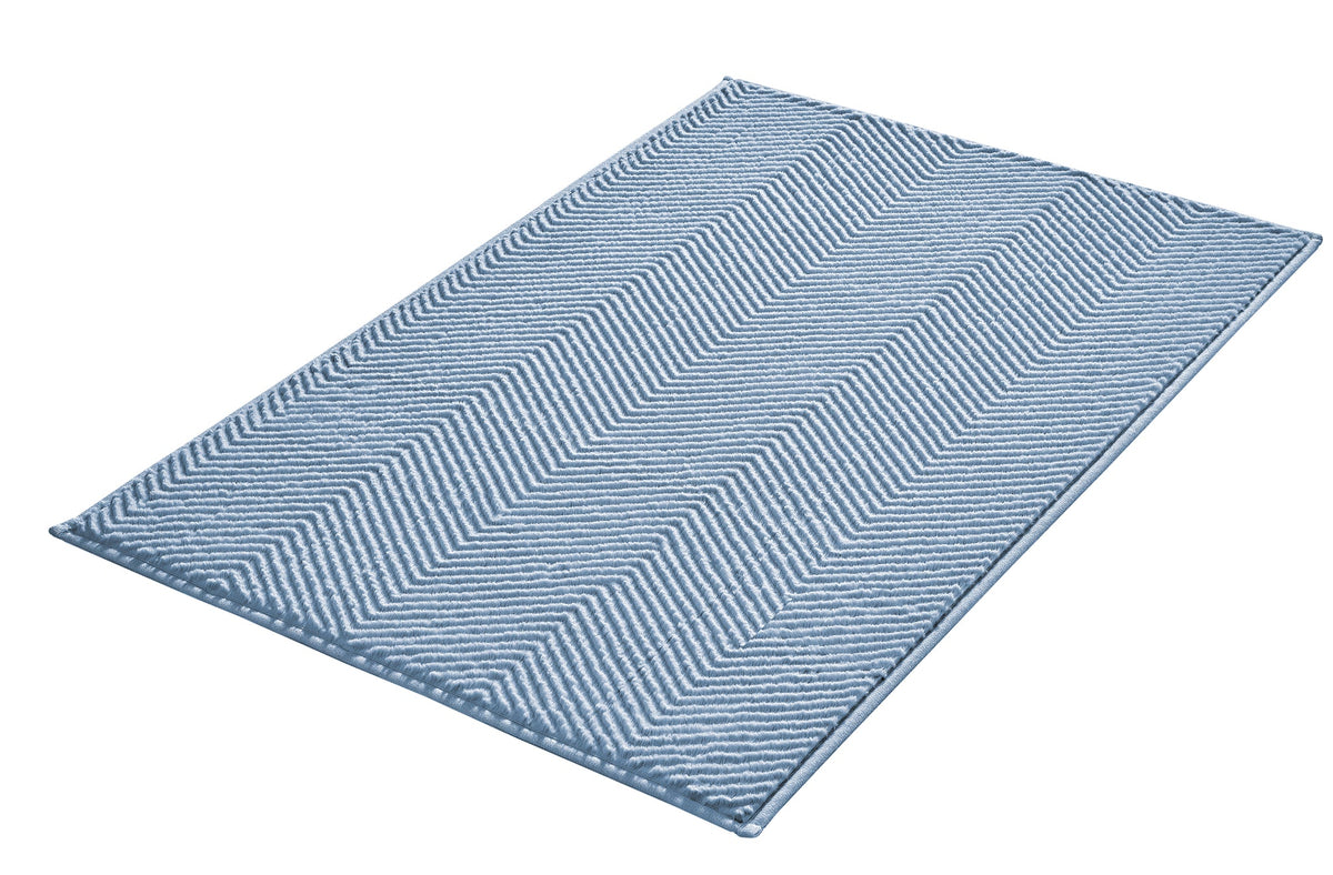 Hellblauer Badteppich mit Chevron-Muster aus weicher Baumwolle gefertigt