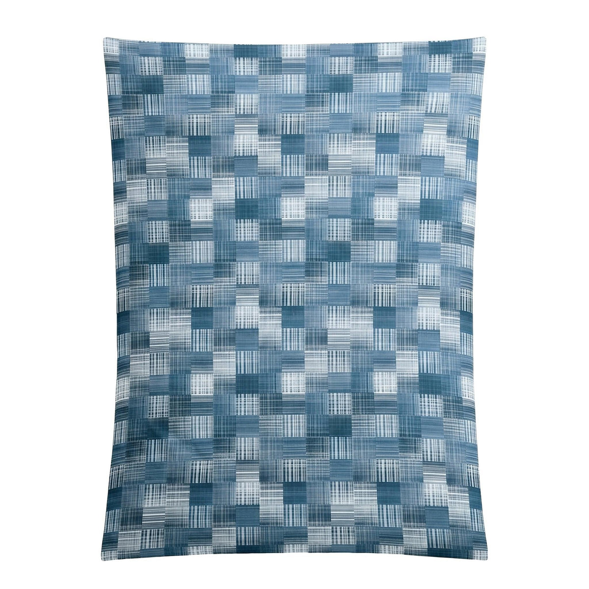Blaue Bettwäsche mit kariertem Patchworkmuster.
