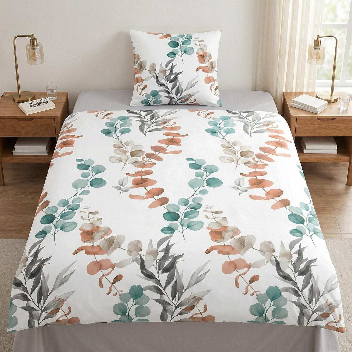 Weiße Bettwäsche mit floralem Eukalyptusmuster im Schlafzimmer.