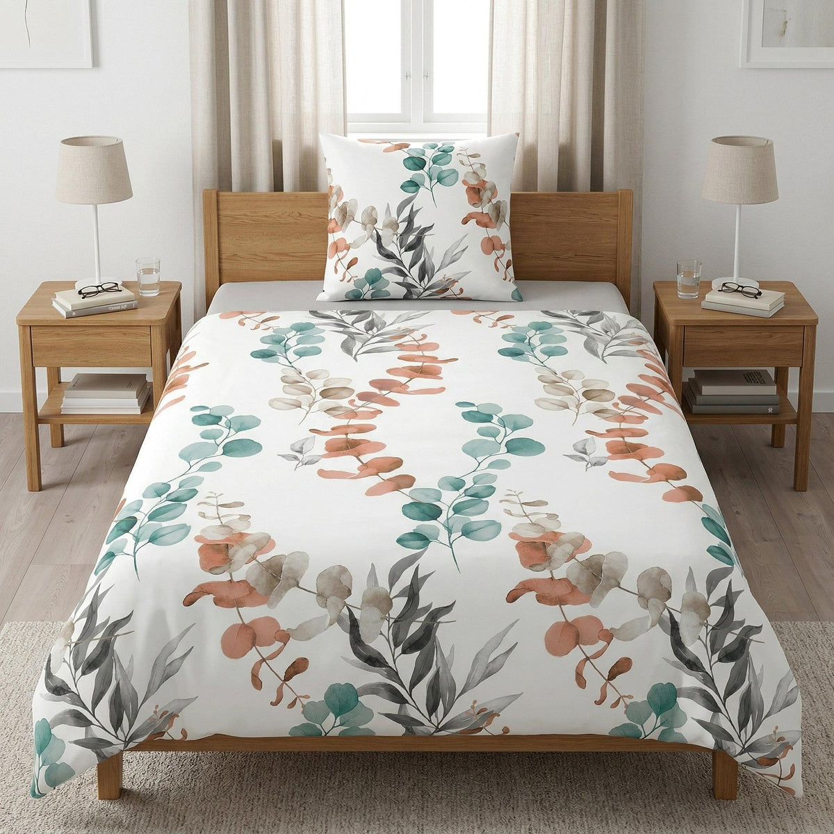 Weiße Bettwäsche mit floralem Eukalyptusmuster im Schlafzimmer.