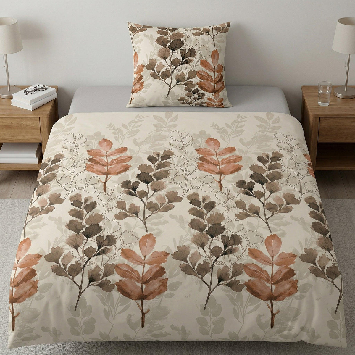 Bettwäsche mit floralem Muster in Beige, Braun und Terrakotta.