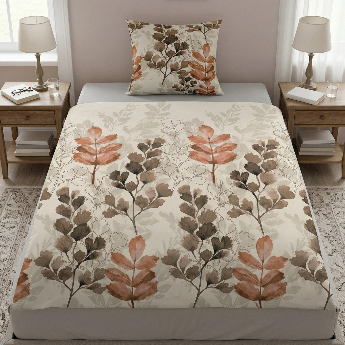 Bettwäsche mit floralem Muster in Beige, Braun und Rostrot.