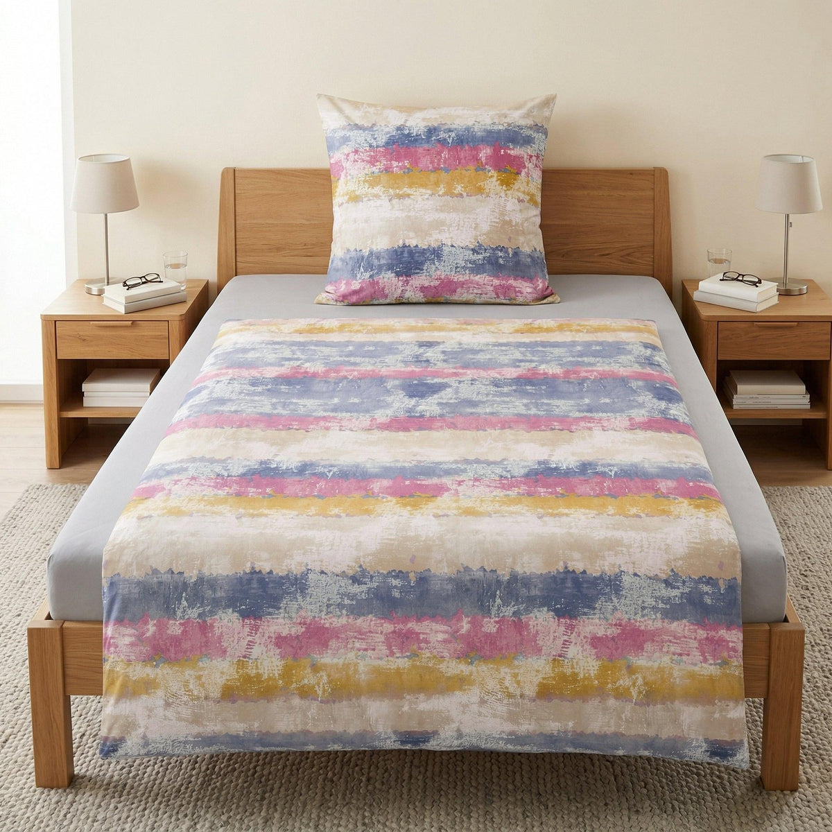 Bettwäsche mit bunten Streifen auf Holzbett im hellen Schlafzimmer.