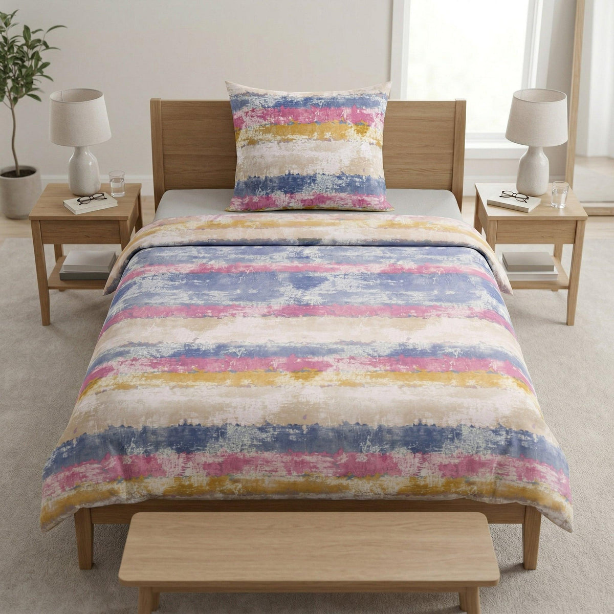 Bettwäsche mit bunten Streifen im Schlafzimmer inszeniert.