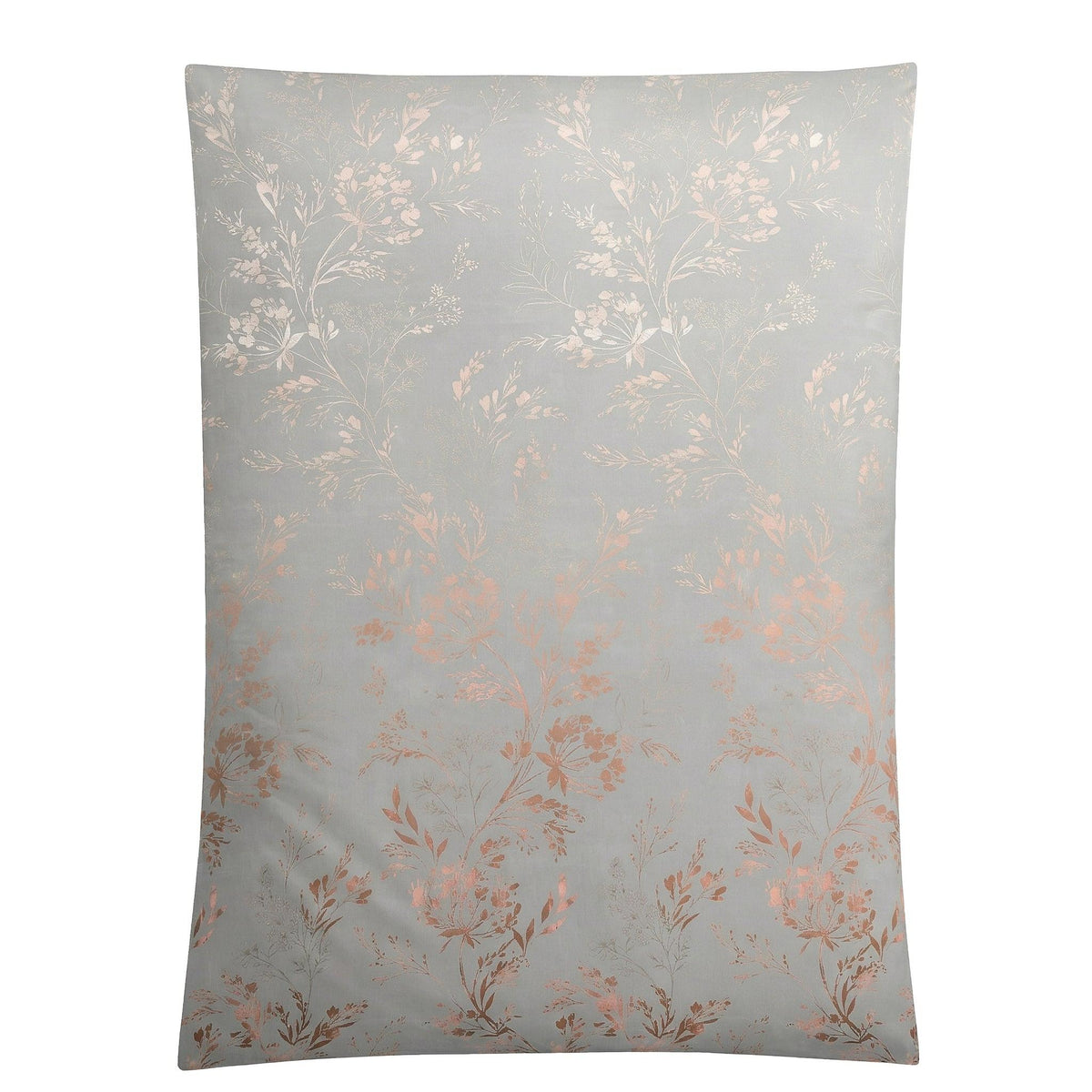 Hellblaue Bettwäsche mit zartem roségoldenem Blumenmuster.
