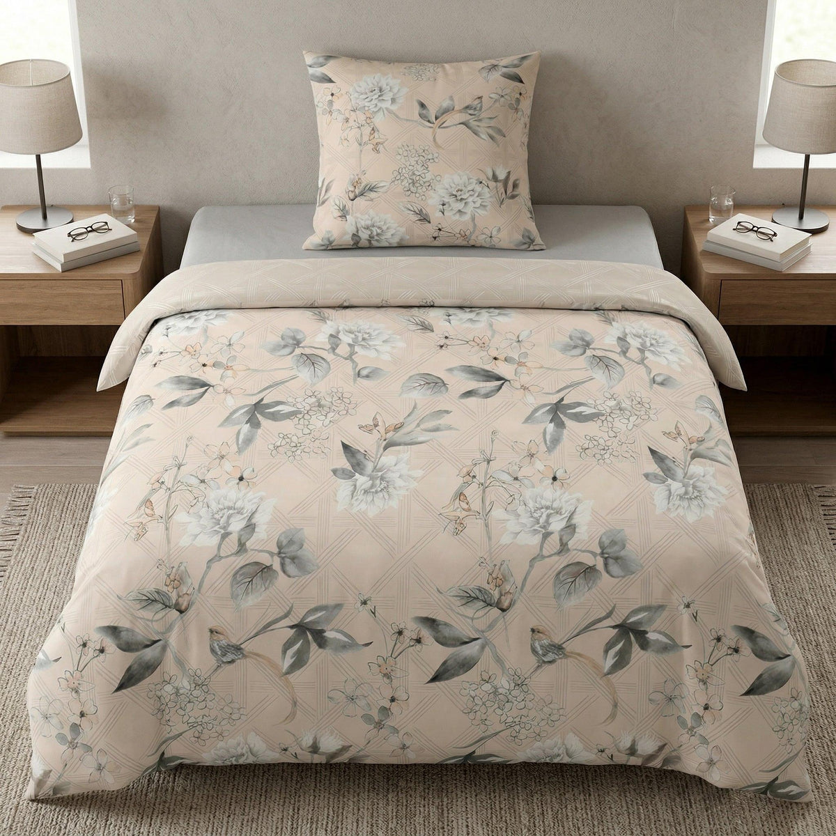 Beige Bettwäsche mit floralem Muster in stilvollem Schlafzimmer.
