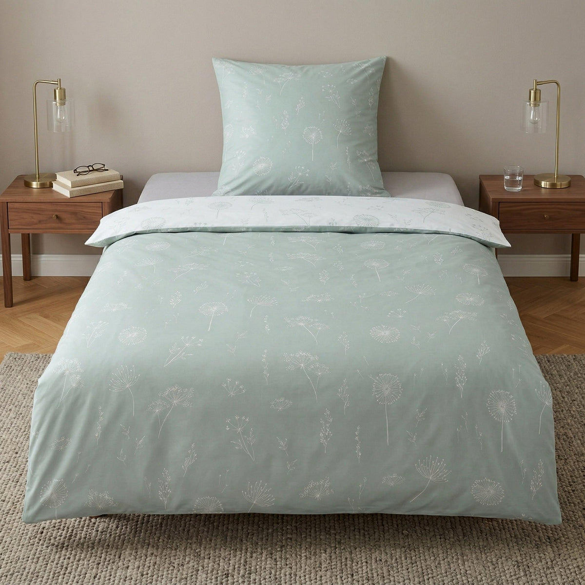 Mintfarbene Bettwäsche mit weißem Blumenmuster auf gemachtem Bett.