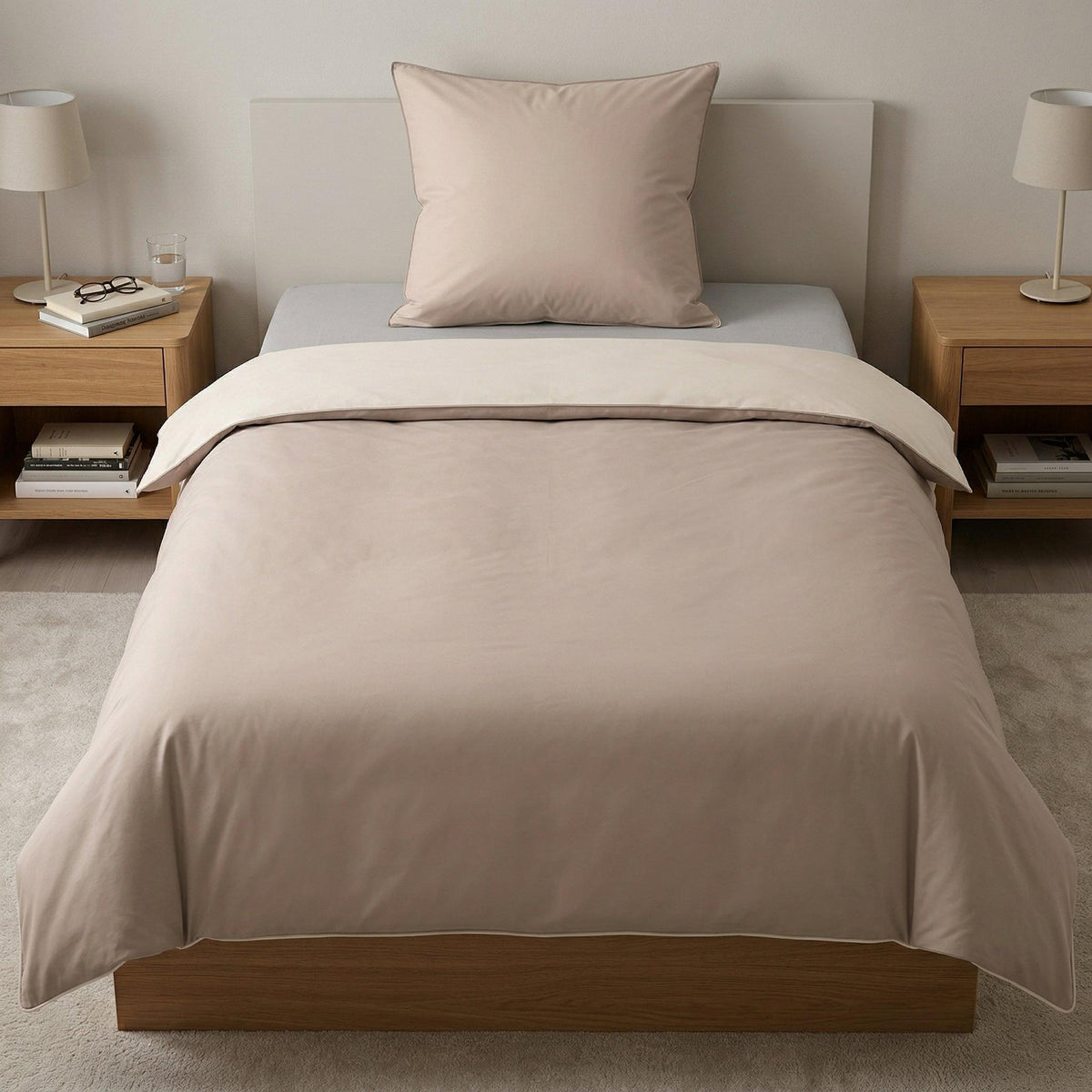 Beige Bettwäsche auf Bett im Schlafzimmer mit Nachttischen und Lampen