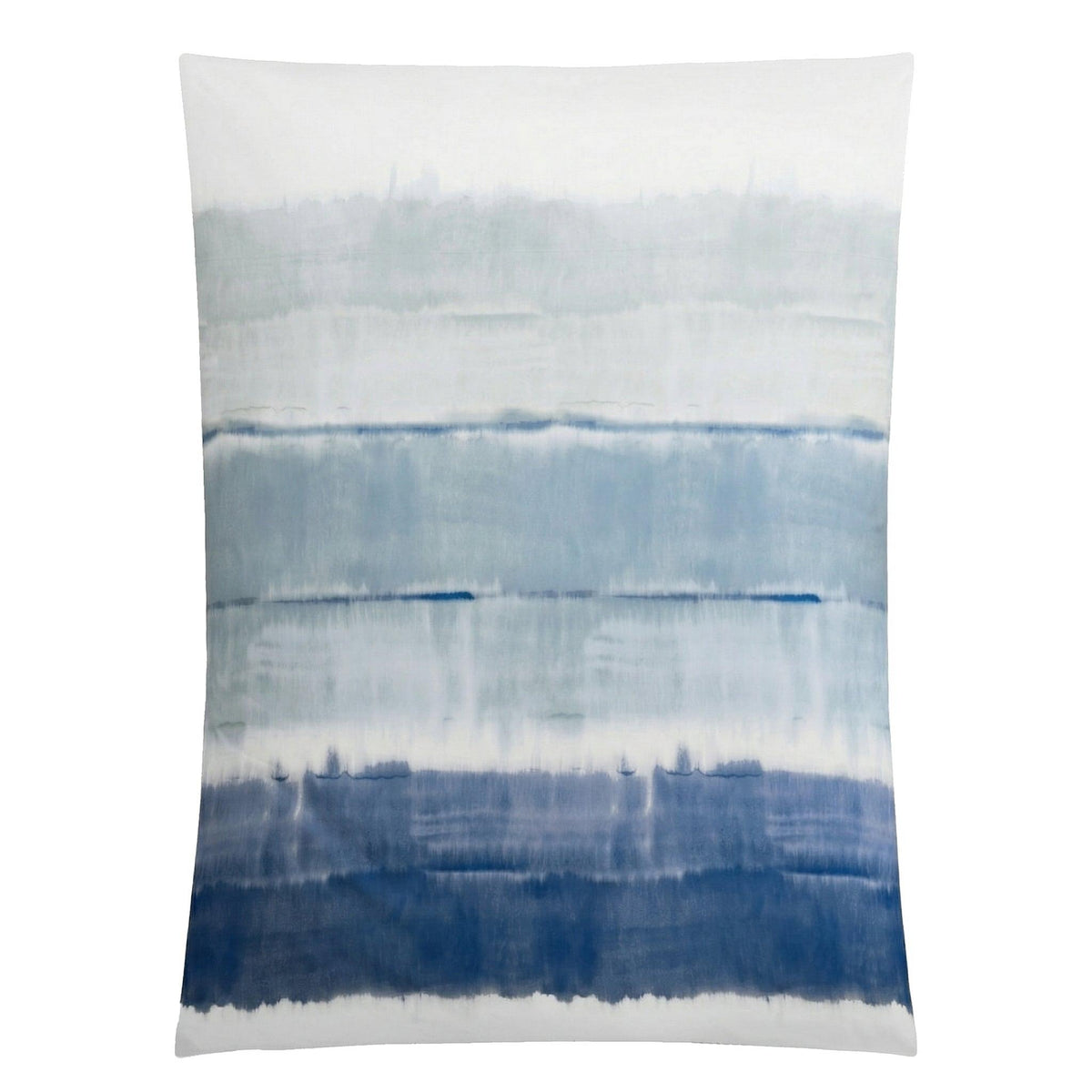 Weiße Bettwäsche mit blauem Aquarell-Verlauf und Streifenmuster.