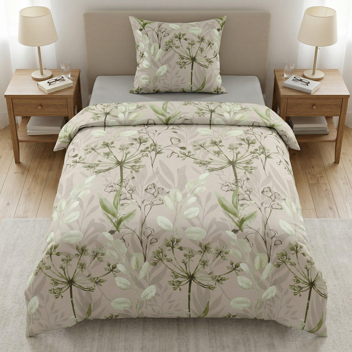 Beige Bettwäsche mit grünem Blumenmuster auf gemachtem Bett.