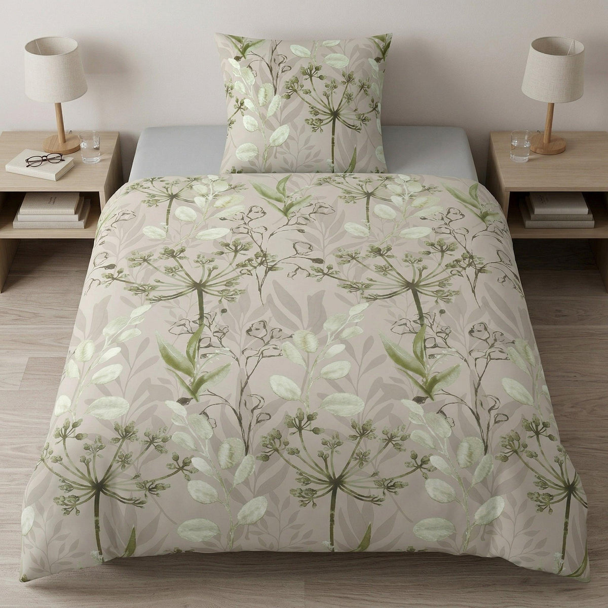 Beige Bettwäsche mit zartem grünem Blumenmuster im Schlafzimmer.