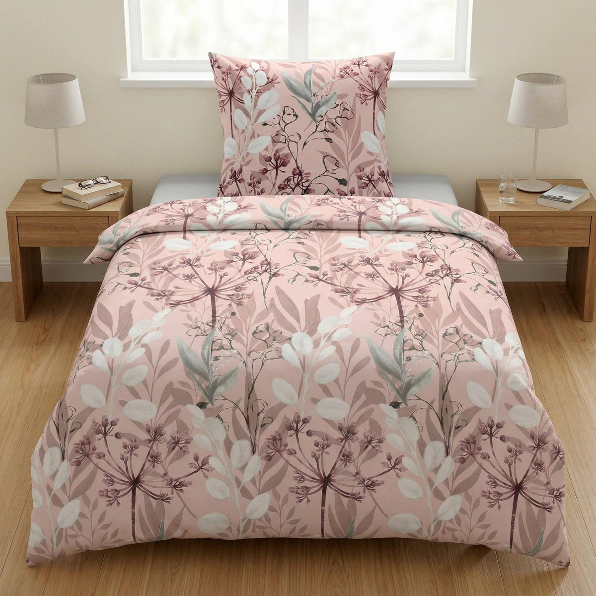 Rosa Bettwäsche mit floralem Muster auf einem gemachten Bett.