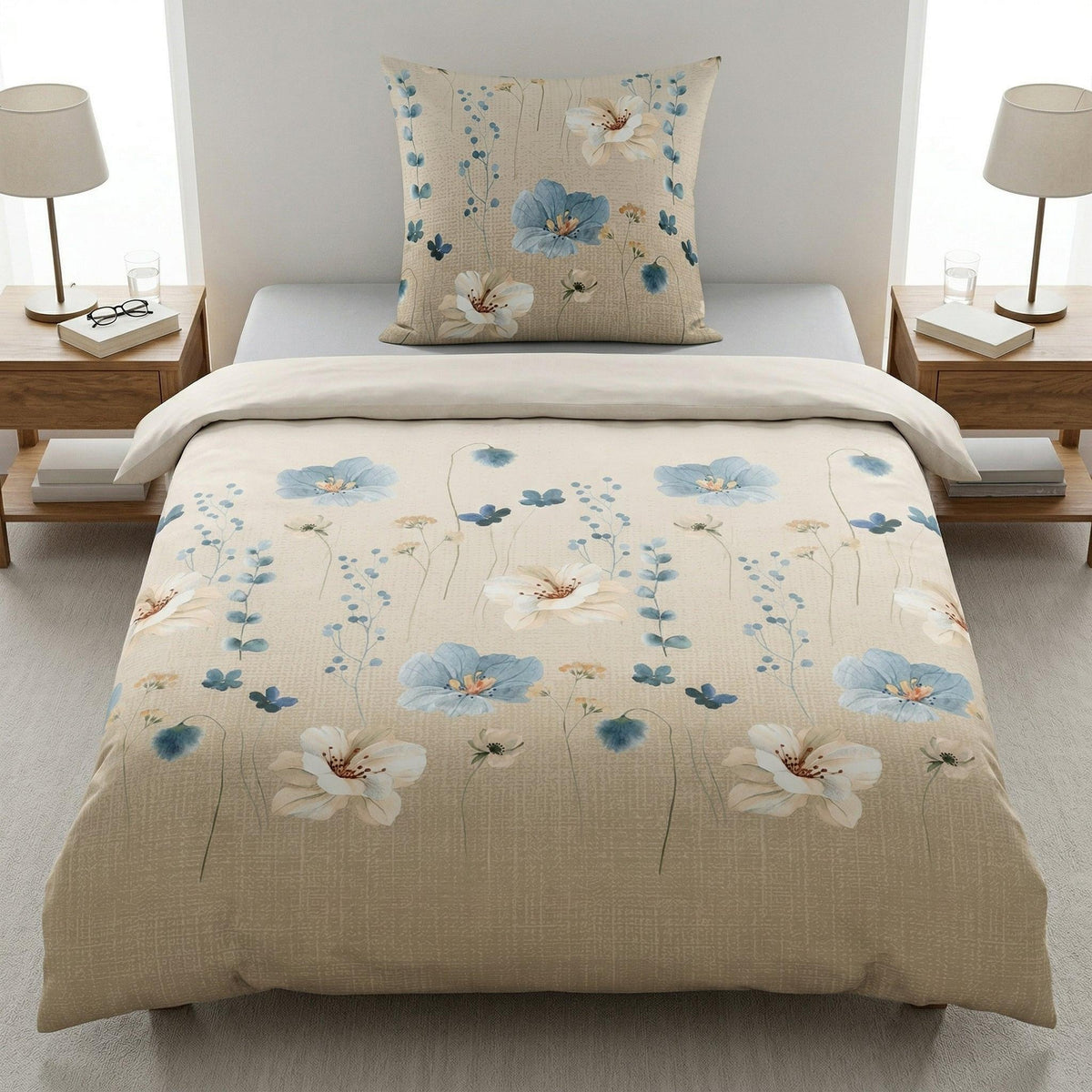 Beige Bettwäsche mit zartem blau-weißem Blumenmuster.