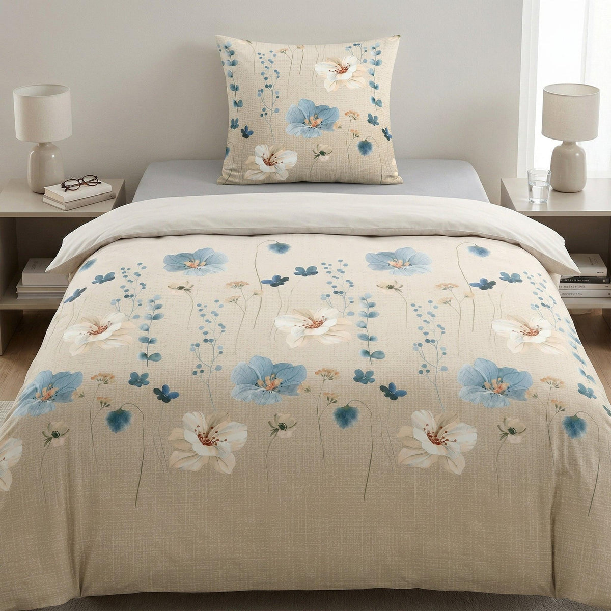 Beige Bettwäsche mit blauen und weißen Blumen im Schlafzimmer.