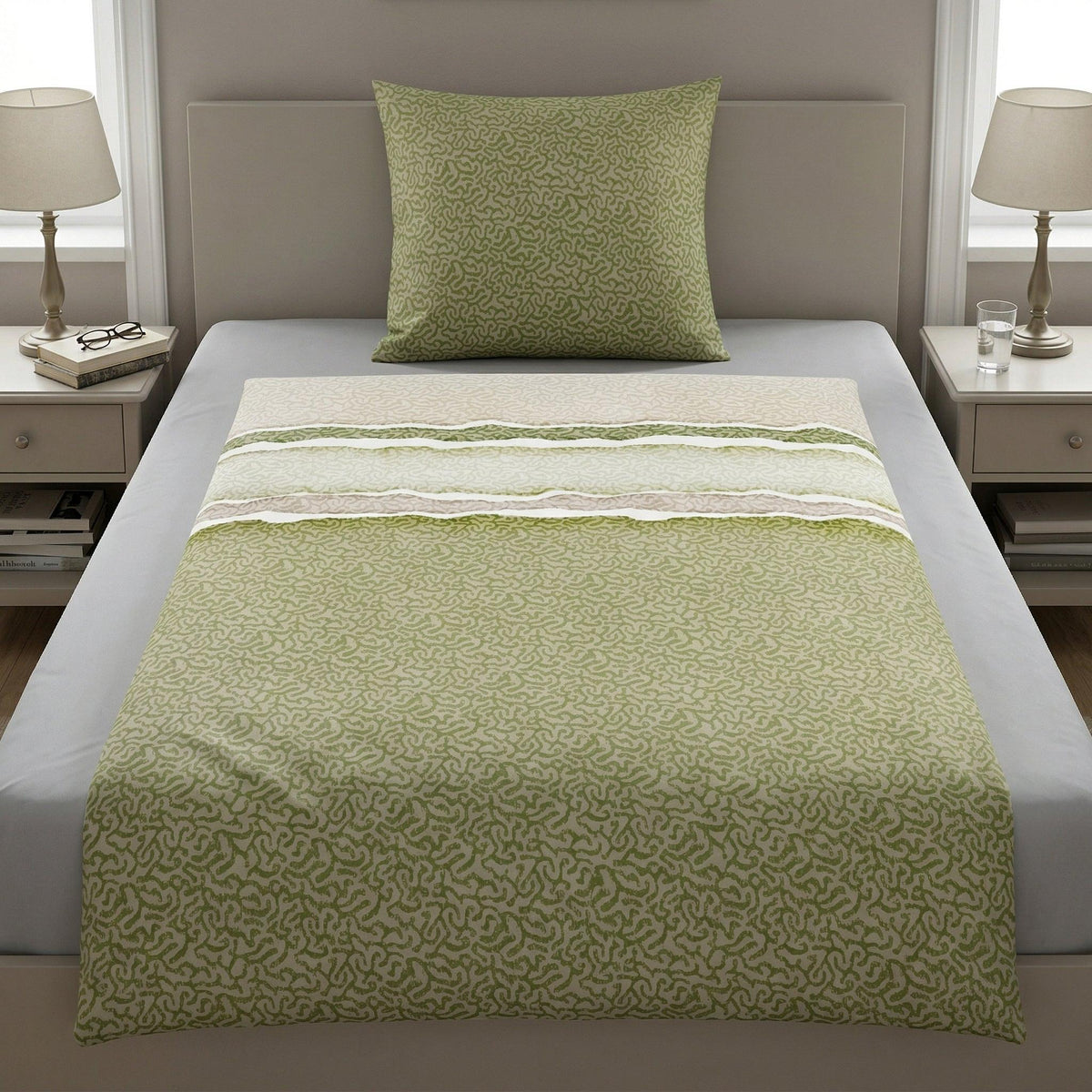 Grün gemusterte Bettwäsche mit Kissen auf einem modernem Bett.