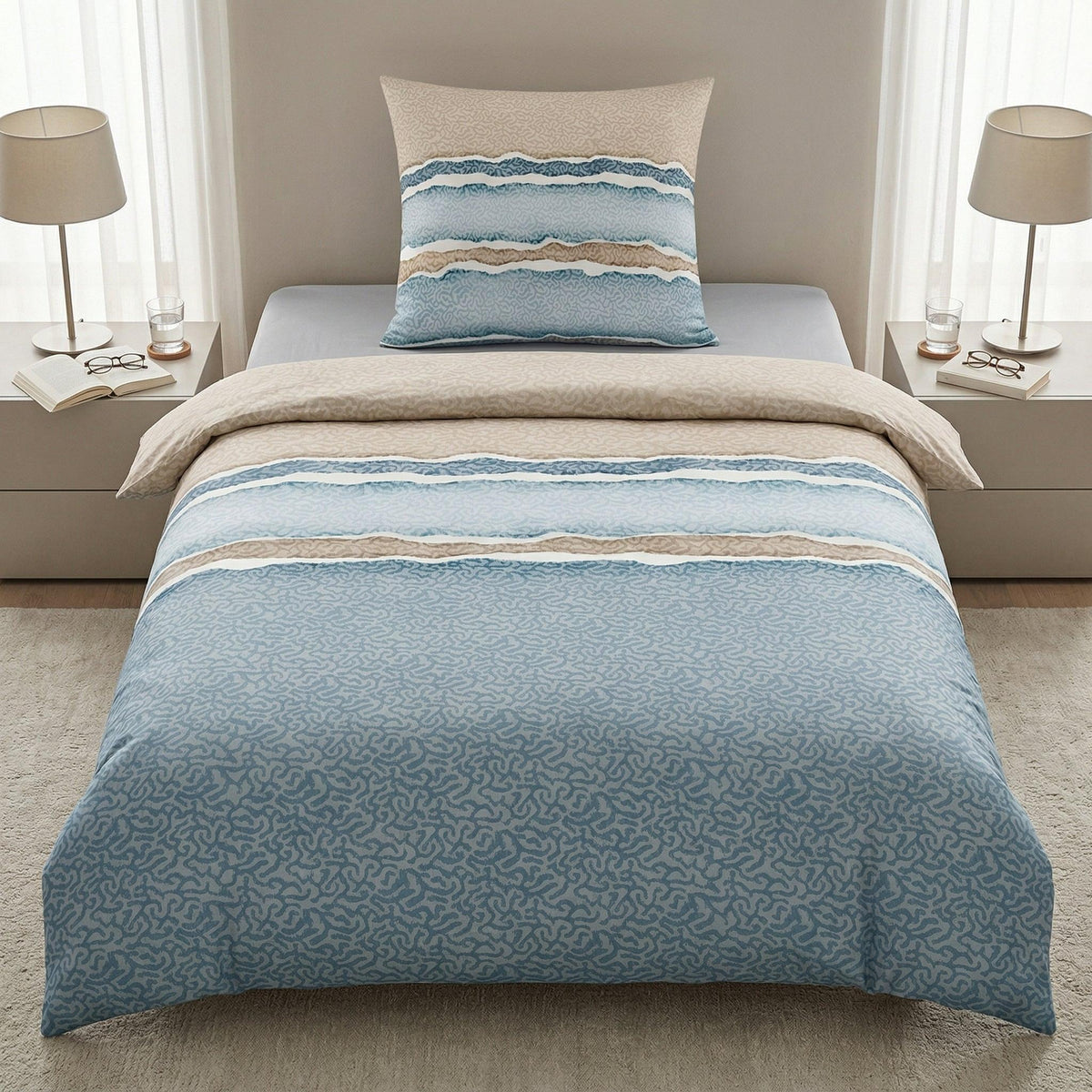 Blau-beige Bettwäsche mit Streifenmuster auf modernem Bett.