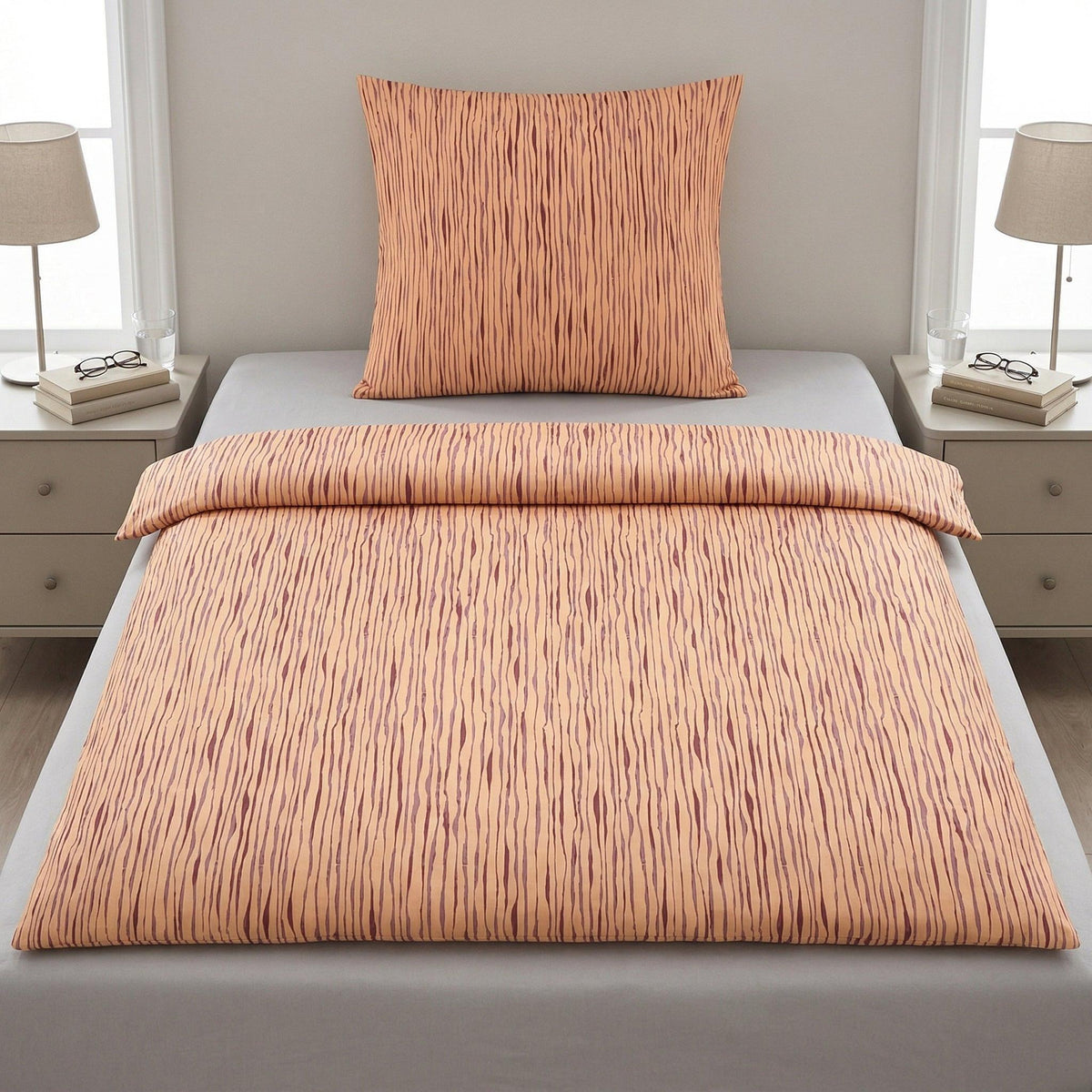 Gestreifte Bettwäsche in Apricot auf einem modern gemachten Bett.