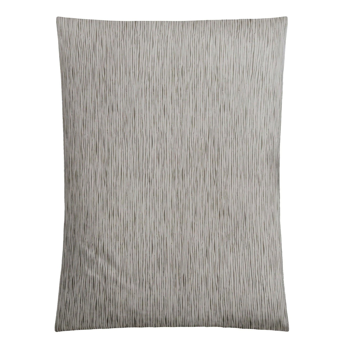 Beige Bettwäsche mit feinen grauen Wellenstreifen.