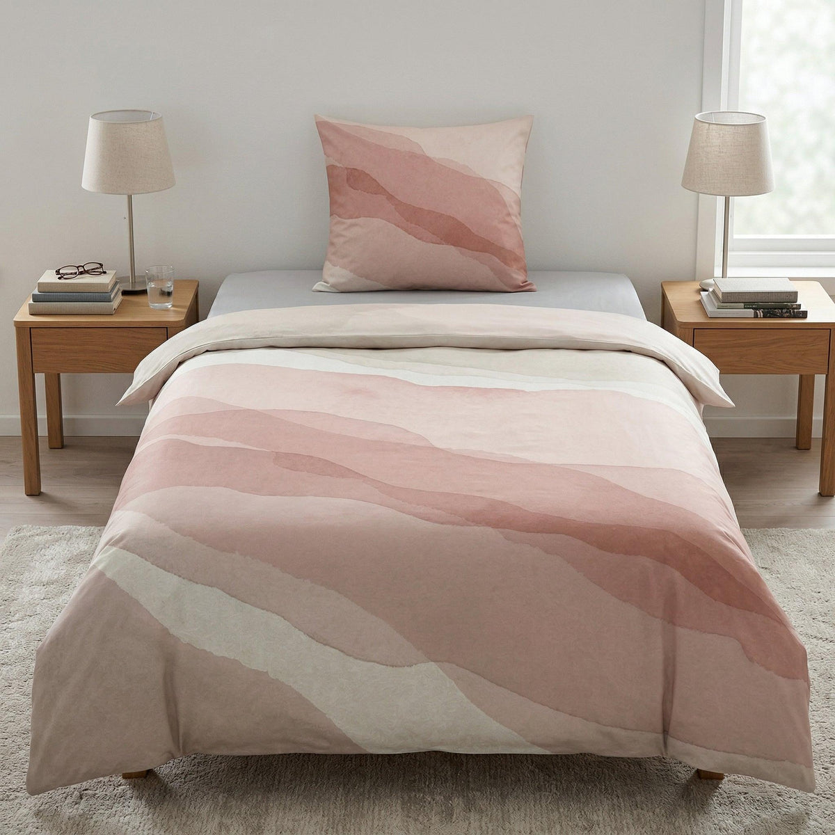 Rosa Bettwäsche mit abstraktem Muster auf einem modernem Bett.