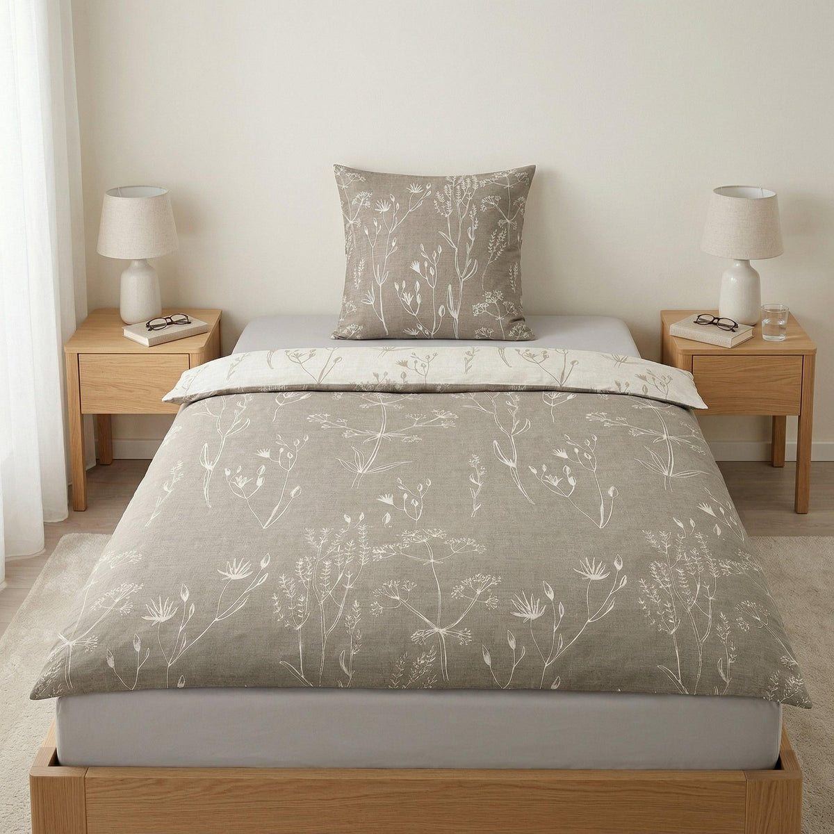Beige Bettwäsche mit weißem Blumenmuster in hellem Schlafzimmer.