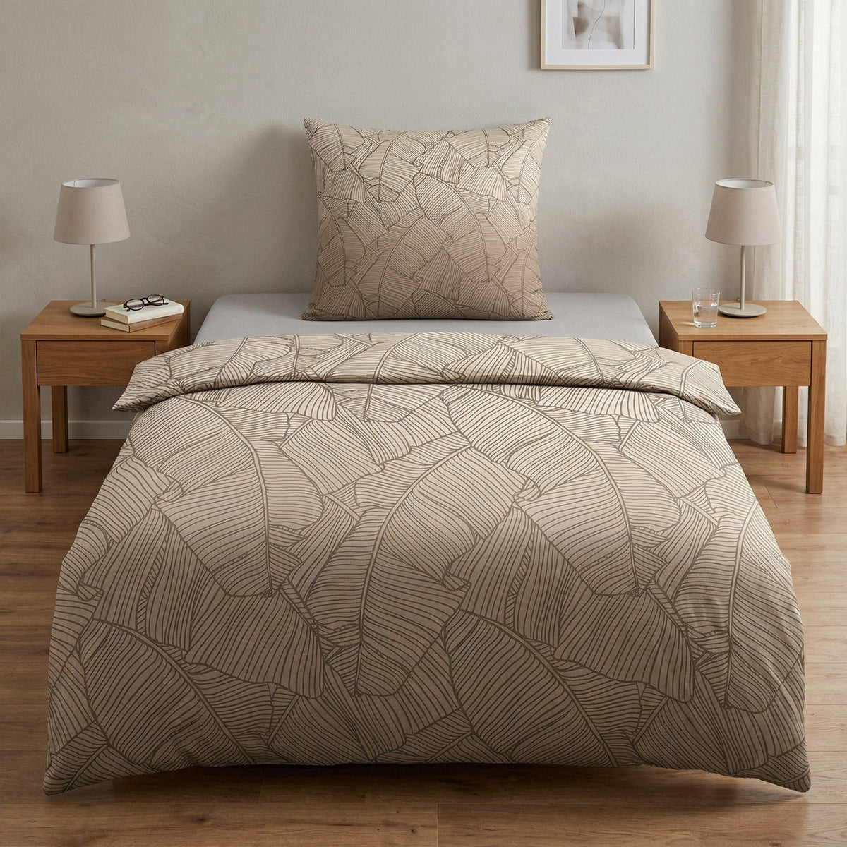 Beige Bettwäsche mit Blattmuster auf modern dekoriertem Bett.
