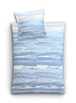 Bettwäsche-Set mit blau-weißen Querstreifen auf weißem Hintergrund