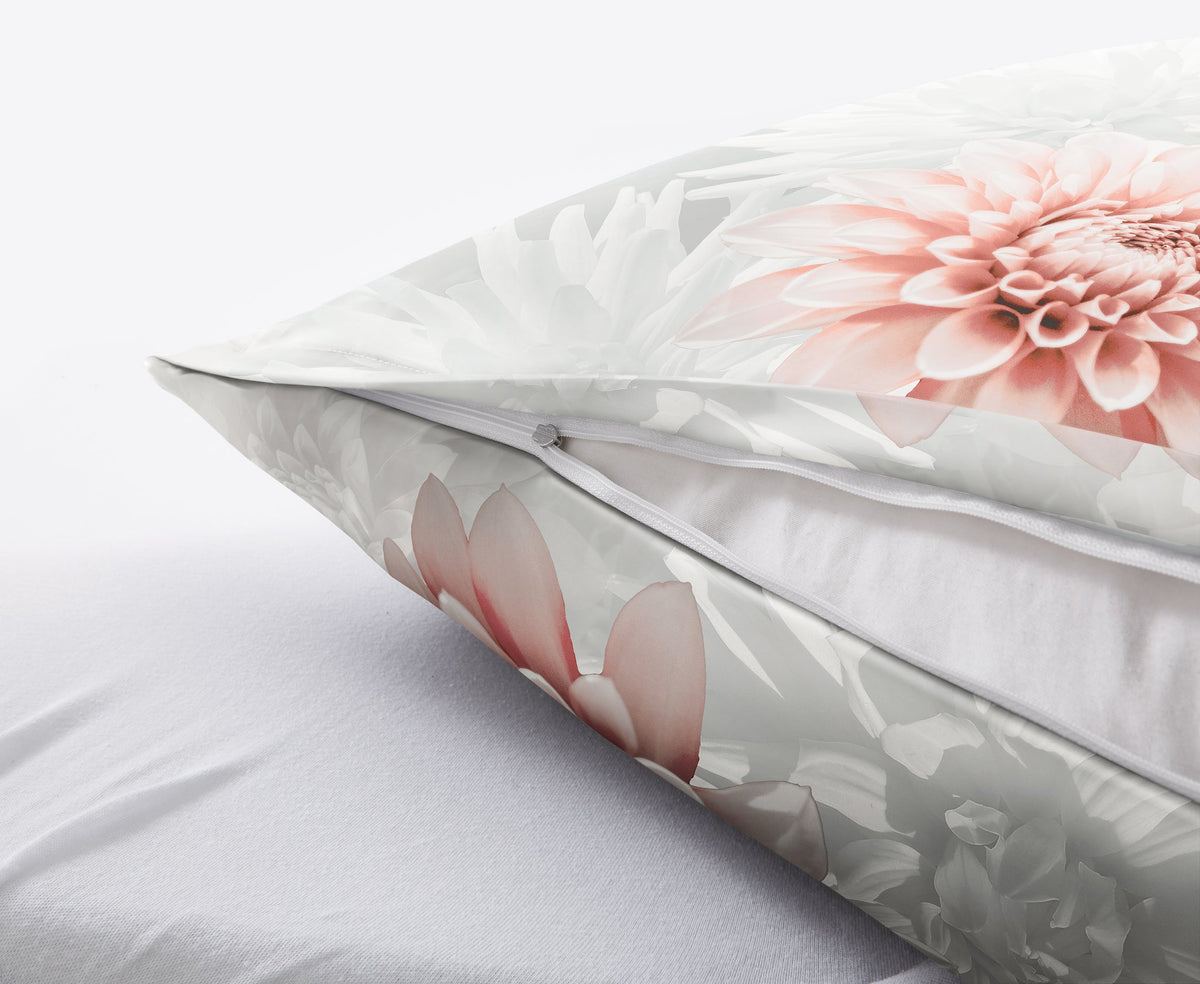 Nahaufnahme Kissen mit Reißverschluss und rosa-blumigem Musterdekor