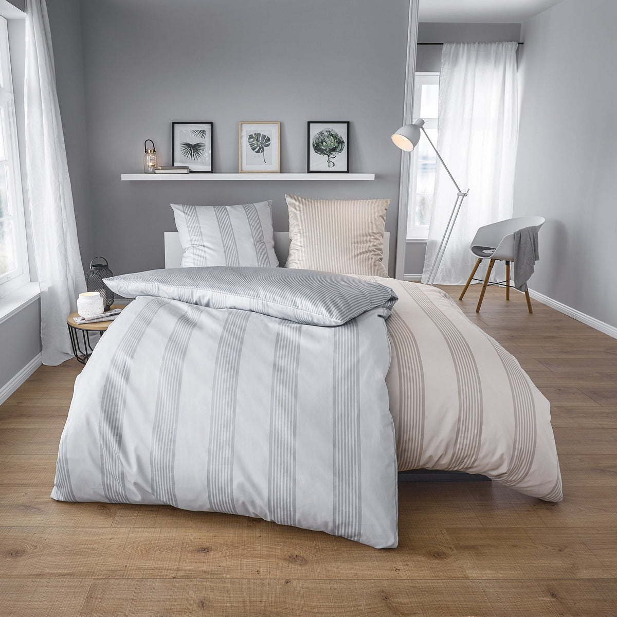 Modernes Schlafzimmer mit gestreifter Bettwäsche in Grau und Beige