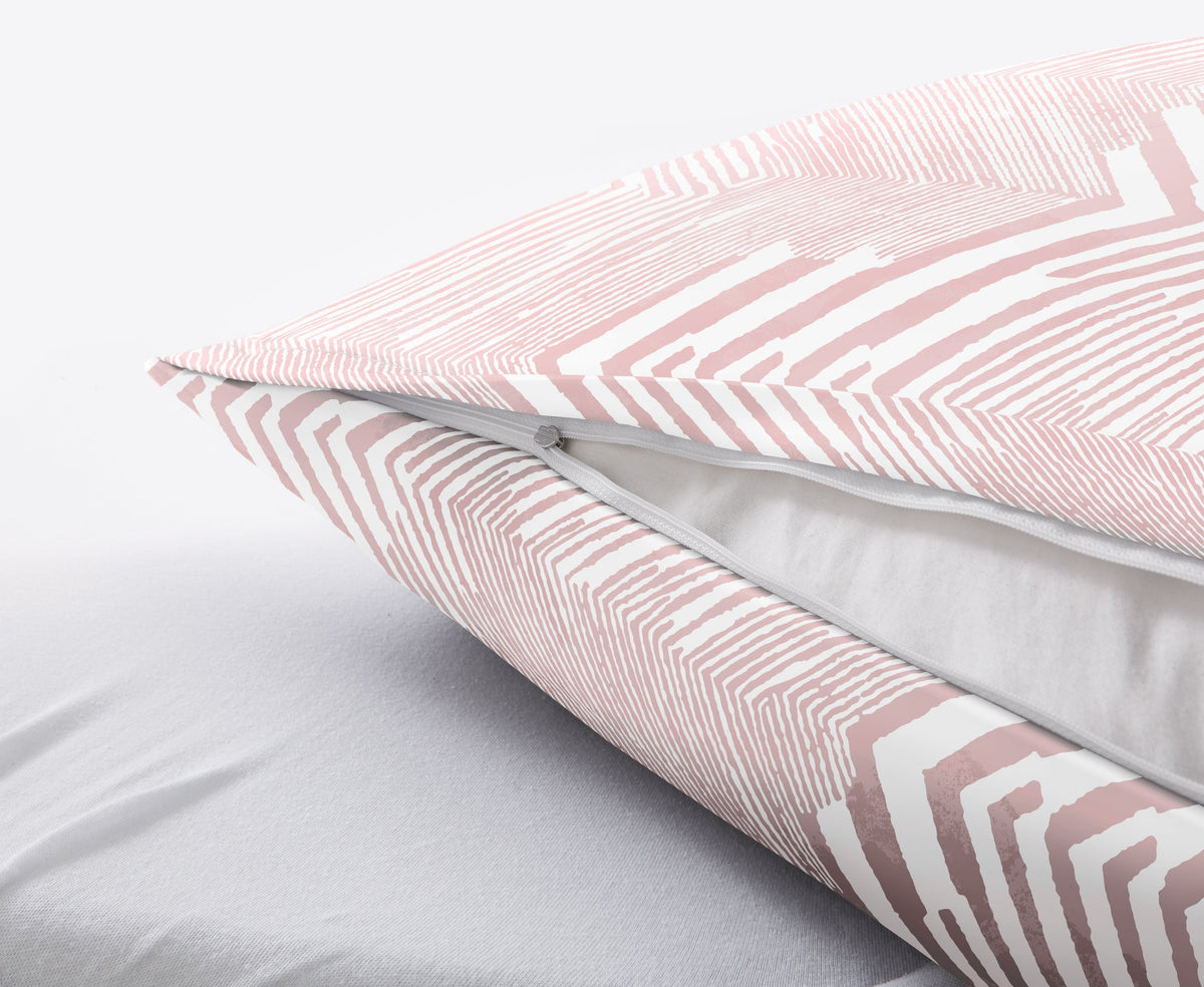 Kissen mit rosa-weißem Linienmuster und sichtbarem Reißverschluss