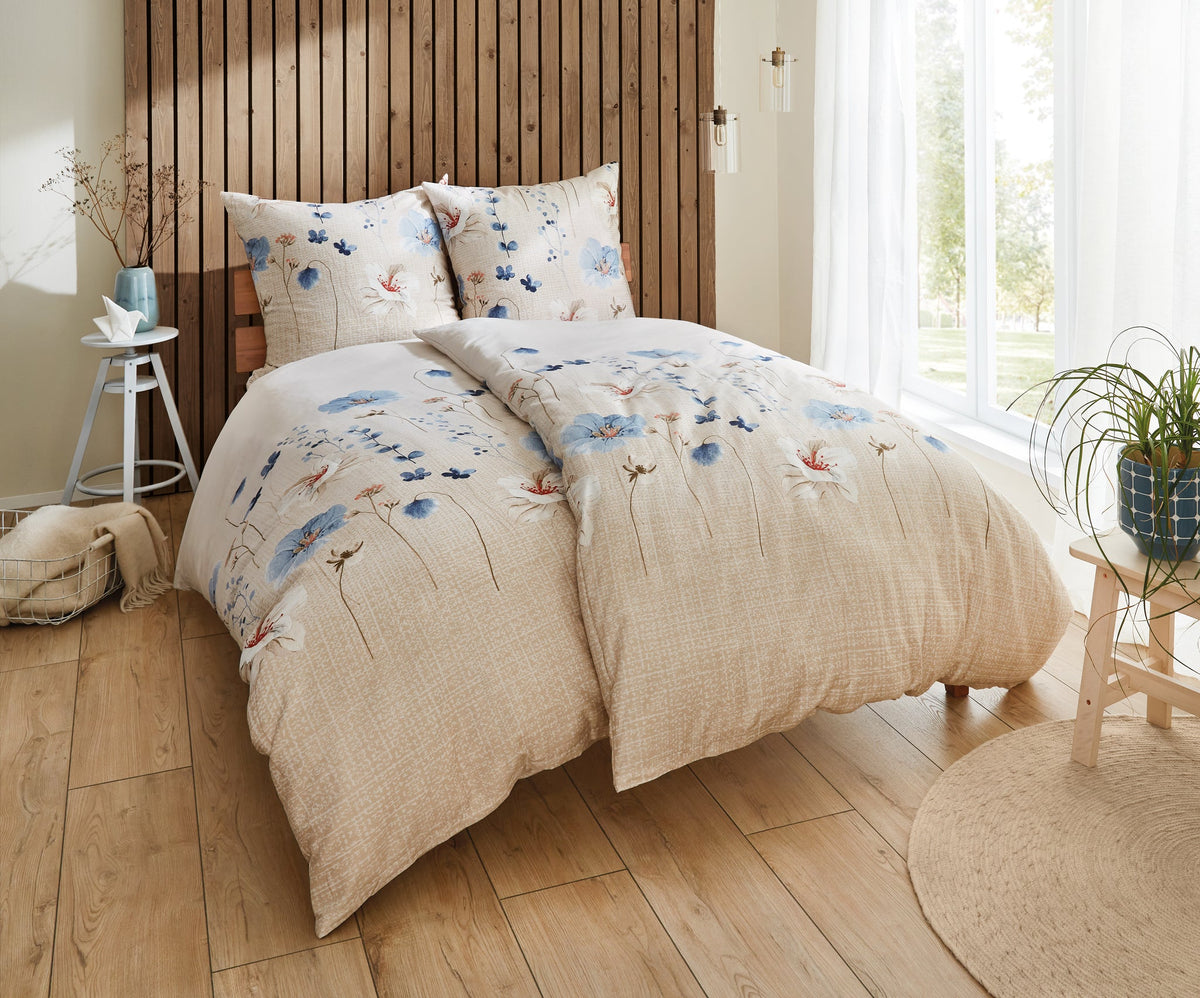 Beiges Bettwäsche-Set mit blauem Blumenmuster in hellem Schlafzimmer