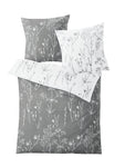 Bettwäsche-Set in Grau und Weiß mit feinem floralen Linienmuster als Dekor