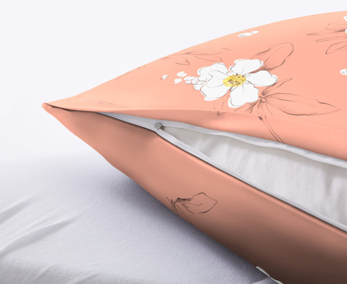 Apricotfarbenes Zierkissen mit weißen Blüten und Reißverschluss