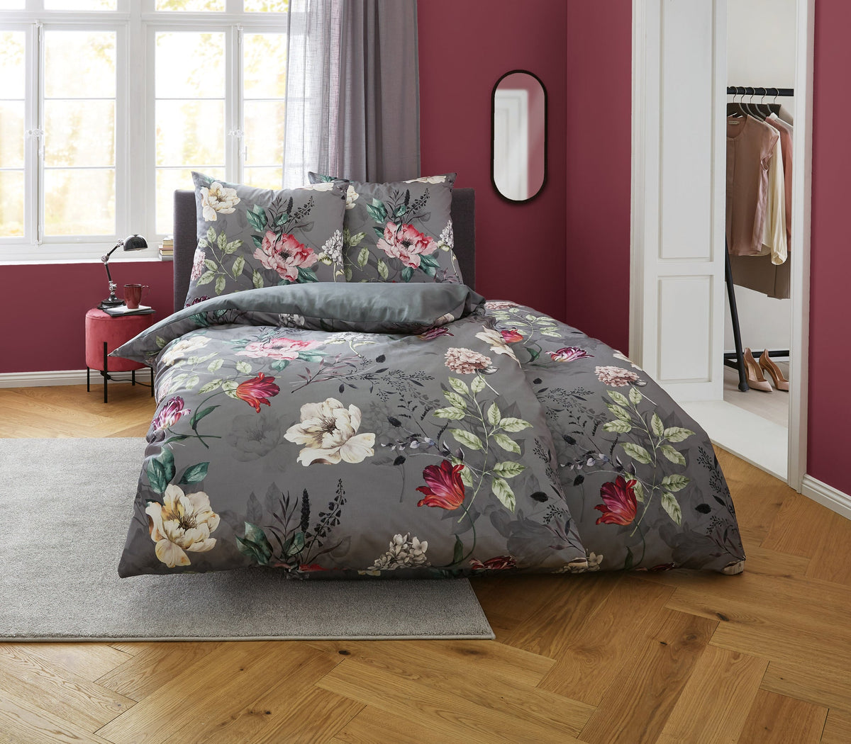 Graue Bettwäsche mit buntem Blumenmuster in modernem Schlafzimmer